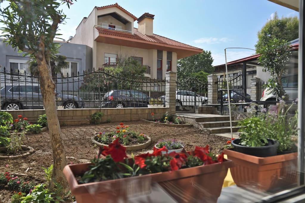 κοντά στην παραλιακή *